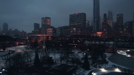 Foto-De-Grúa-Del-Centro-De-La-Ciudad-De-Chicago,-Muestra-Una-Metrópolis-Bien-Iluminada-Con-Muchos-Edificios-Altos-Y-Farolas