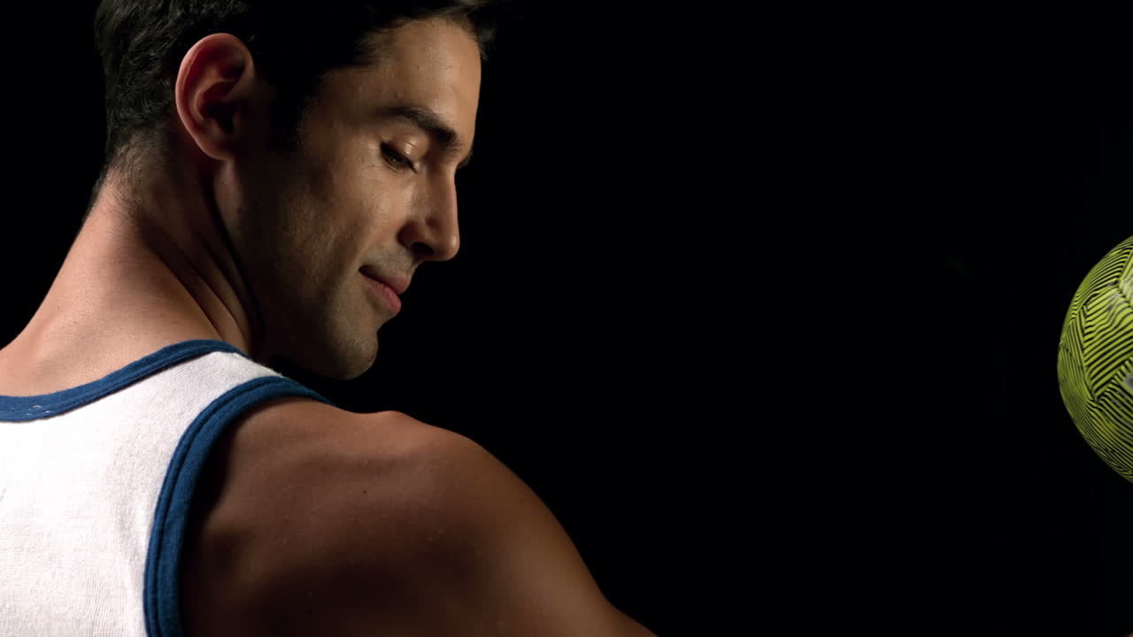 볼볼을 들고 있는 남자