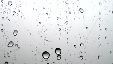 gouttes d'eau sur le verre de la fenêtre, jour de pluie, lumière naturelle