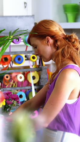 florista que trabaja en una floristería
