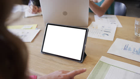 mujer de negocios caucásica en una llamada de video de tableta con pantalla en blanco