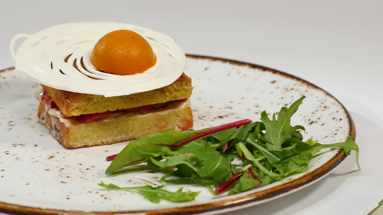 러드와 함께 맛있는 디저트 샌드위치