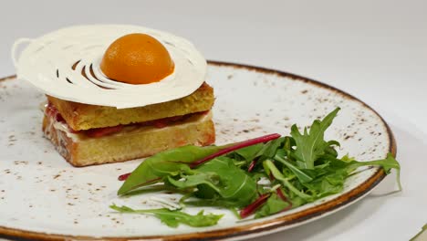 sándwich de postre gourmet con ensalada
