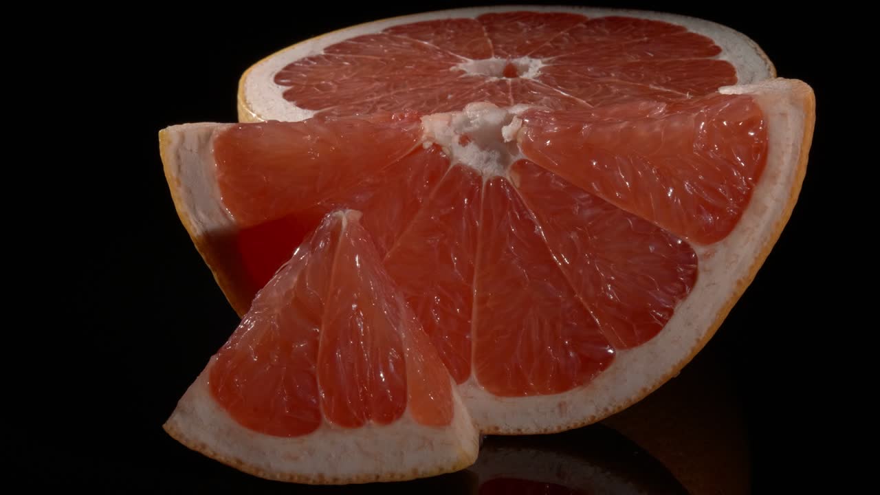 un primer plano de pomelo sobre un fondo negro. el concepto de una dieta saludable.