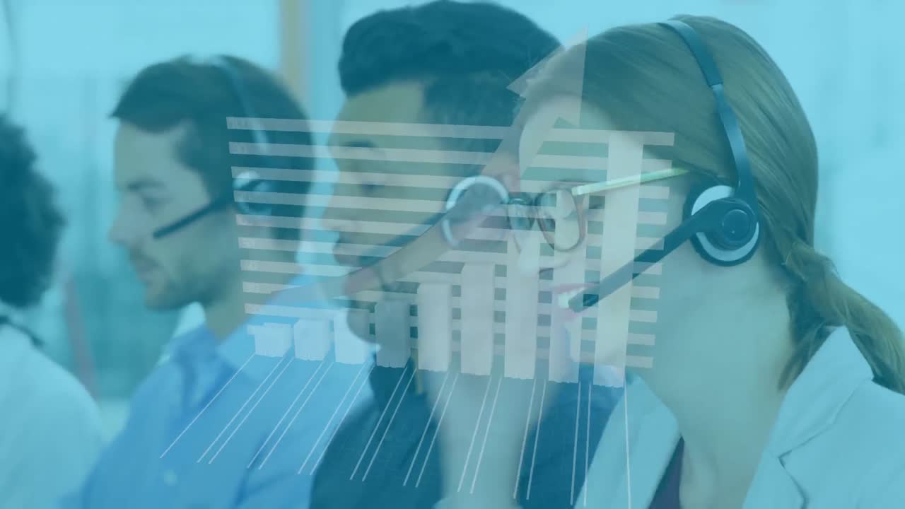 animación de un grupo de trabajadores de centros de llamadas multiétnicos que usan auriculares y usan computadoras en las oficinas