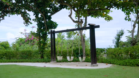 Columpios-Vacíos-En-El-Jardín-Verde-Del-Prado-En-El-Resort-De-Shangri-la-Mactan,-Cebu,-Filipinas