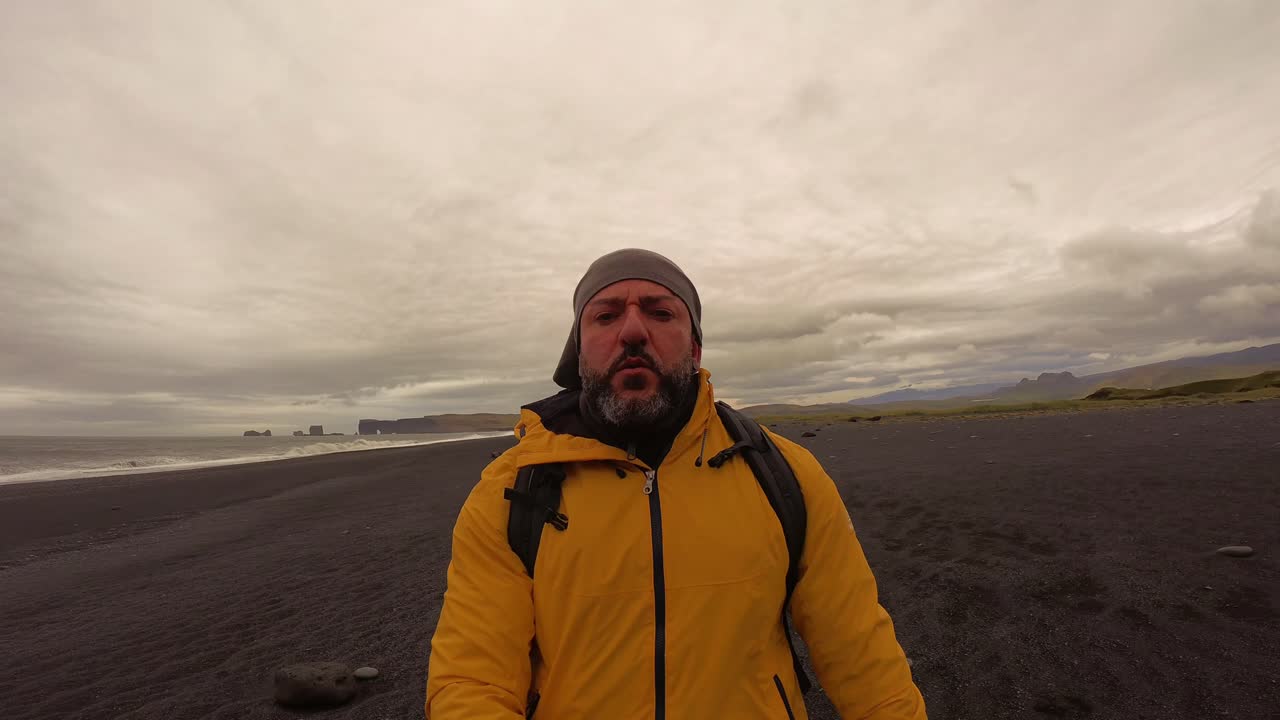 caminando por la playa de arena negra de reynisfjara
