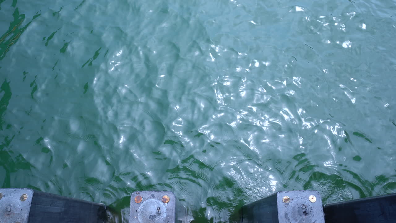 추운 겨울날 호수의 잔잔한 물