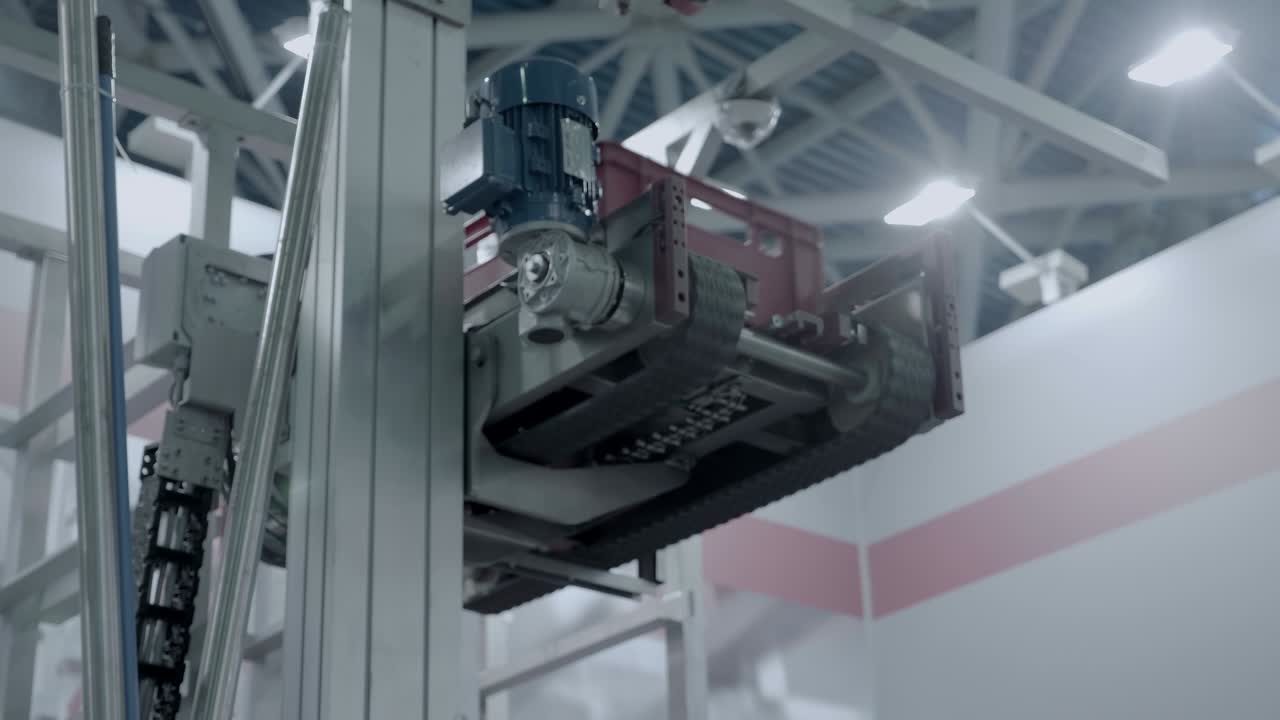 mecanismo automático de acuerdo con el programa mueve varios tipos de mercancías