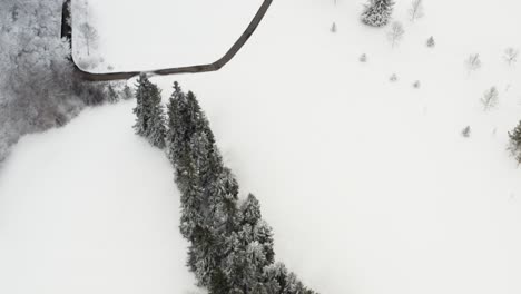 3-4-Sobrevuelo-Aéreo-árboles-Cubiertos-De-Nieve-Invernal-Y-Campo-De-Golf-Victoria-Park-Con-Una-Carretera-Secundaria-Recién-Quitada-Para-Que-Los-Vehículos-De-Servicio-Ingresen-A-Los-Terrenos-Por-El-Campo-De-Prácticas-Sin-Huellas,-Nadie-Afuera