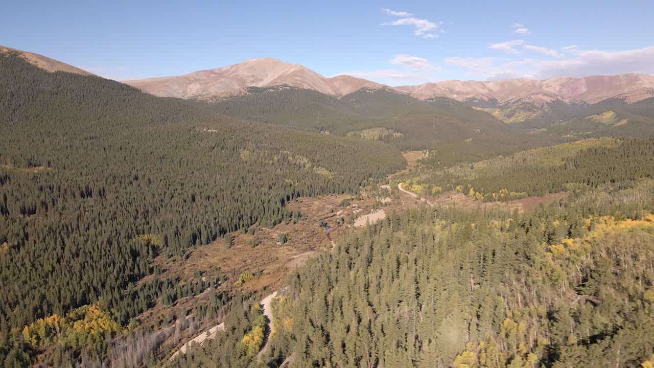 toma aérea de un camión desde una cresta cubierta de álamo temblón