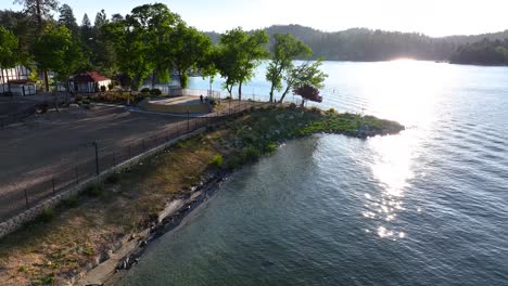 Lake-Arrowhead-Village,-Kalifornien,-Dramatischer-Sonnenuntergang,-Der-Sich-Auf-Dem-Wasser-Spiegelt