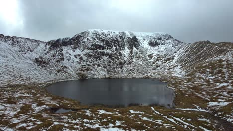 video aéreo de red tarn y helvellyn en el distrito de los lagos de nieve, reino unido