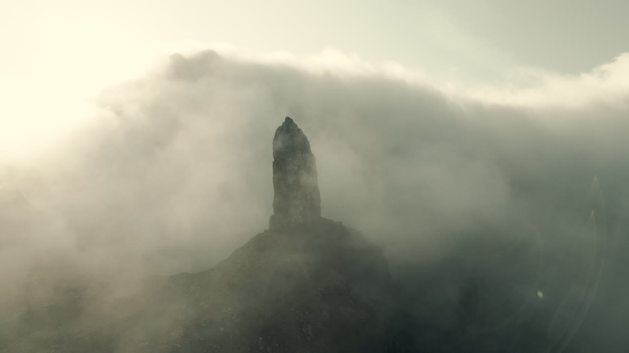 el pico de la montaña de la niebla