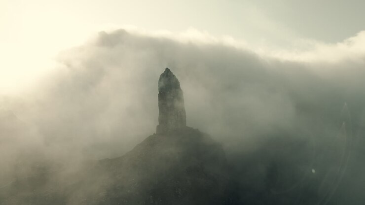 el pico de la montaña de la niebla