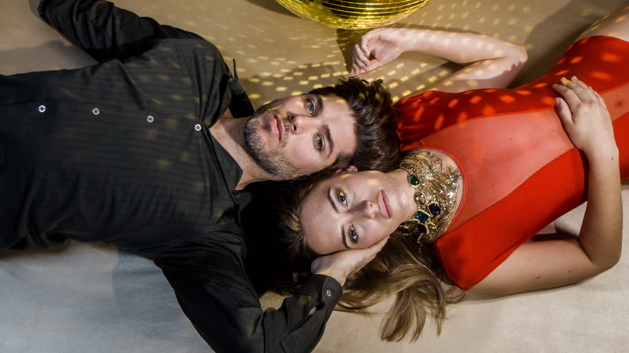 hombre mujer piso 4k 36