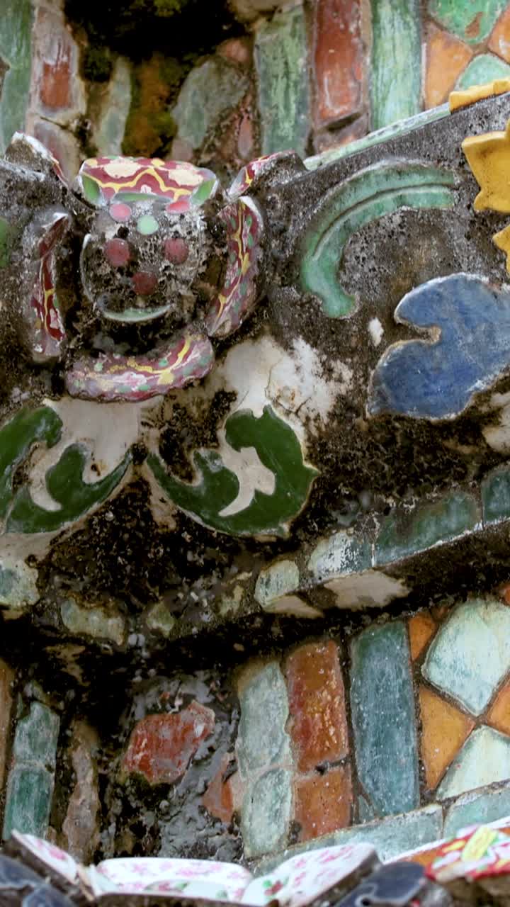 primer plano de los coloridos patrones de mosaico del templo