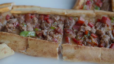 delicioso pide turco con carne y pimientos