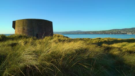 Hierba-Alta-Y-Arquitectura-Es-Visto-Por-El-Agua-En-Magillagan-Point-En-Londonderry,-Irlanda-Del-Norte