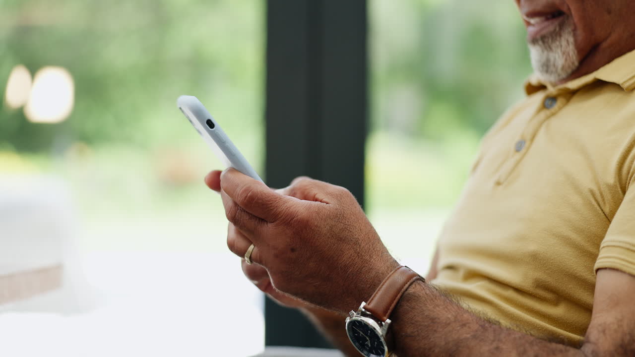 Uomo senior che per mezzo dello smartphone