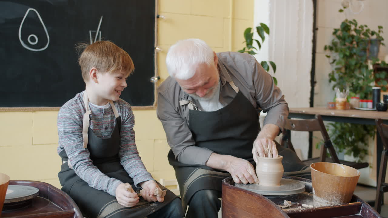 Nonno e nipote che imparano a fare ceramica insieme