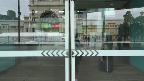 puertas de vidrio que se abren a la entrada del museo