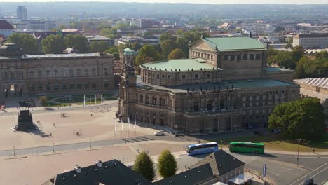 Cityscape-Dresden-Zwinger,-Opera-at-river-Elbe