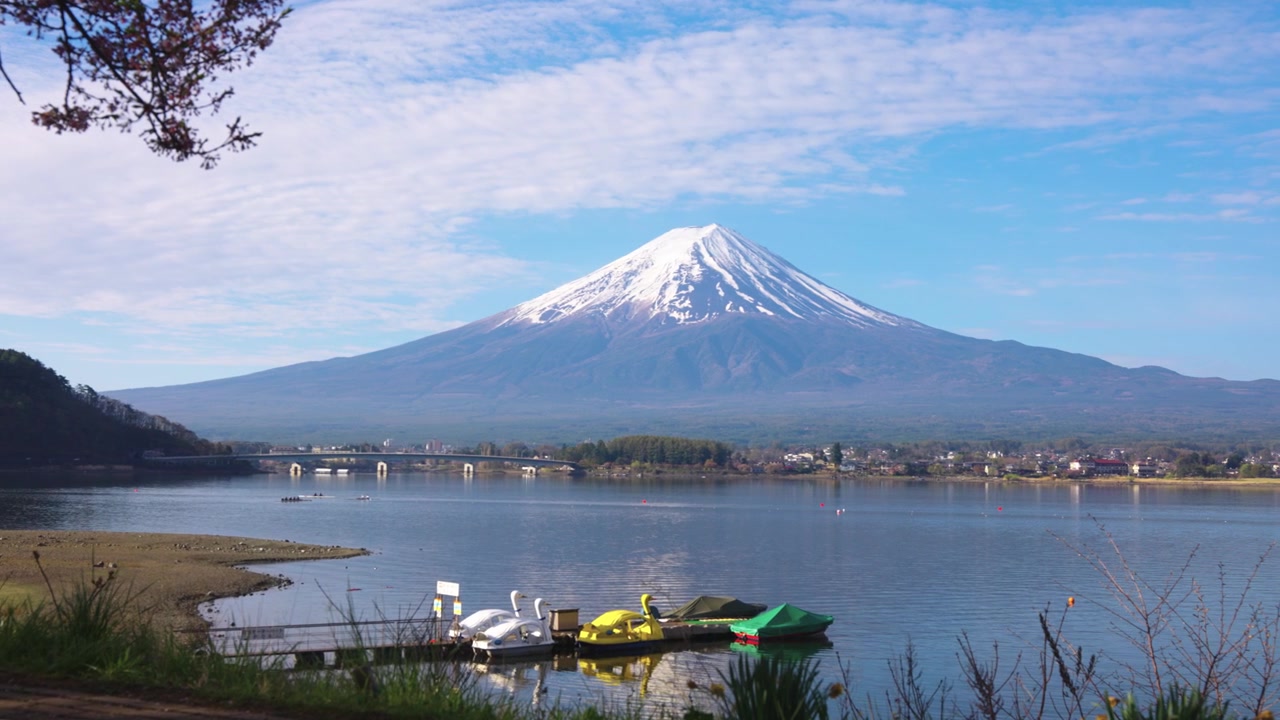 Madrugada en Japón, amanecer sobre el Monte Fuji y el Lago Kawaguchiko en primavera