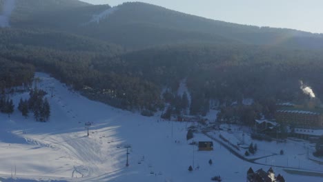 Luftaufnahmen-Der-Seilbahn-Des-Skigebiets-In-Sarikamis,-Kars,-Türkei