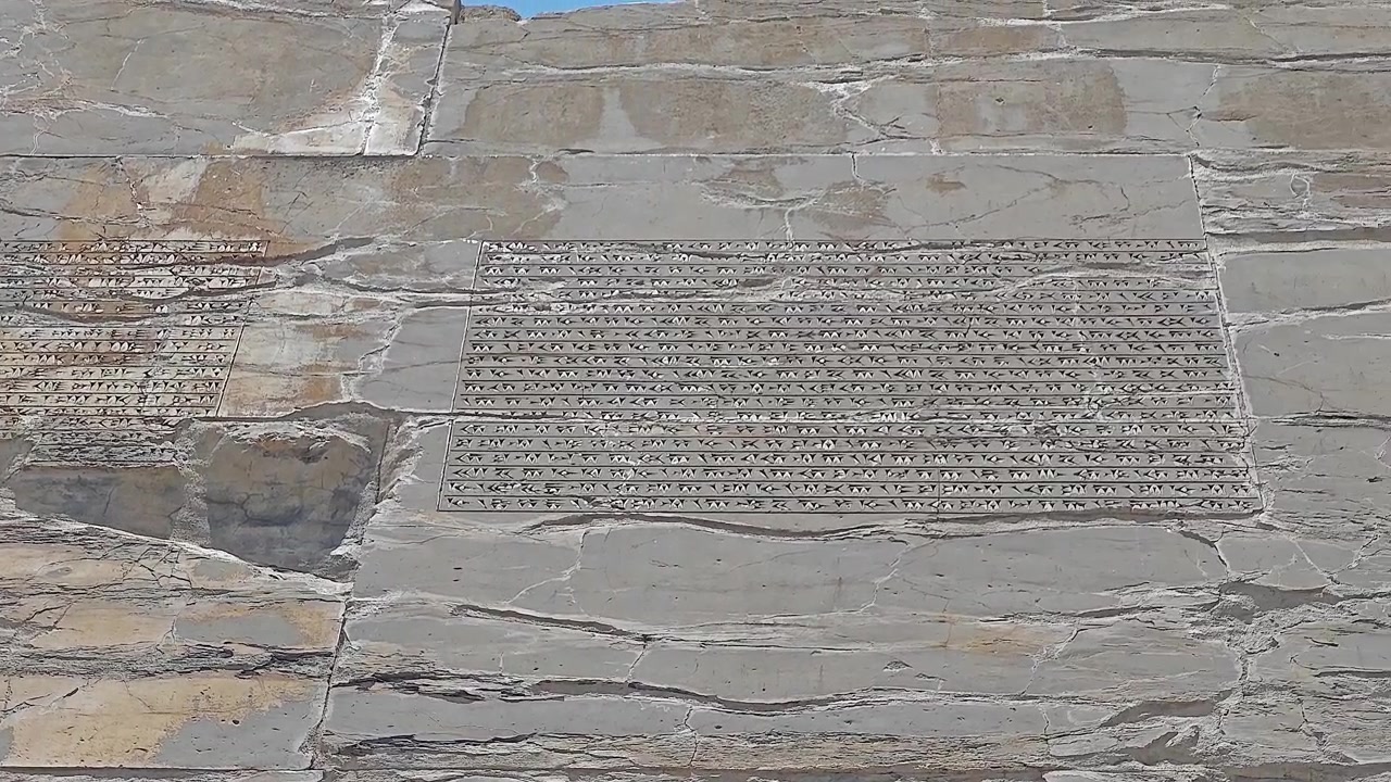 Antiche iscrizioni cuneiformi scolpite in una parete di pietra a Persepoli