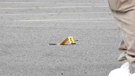 búsqueda forense de rastros biológicos después del tiroteo, investigación de la escena del crimen