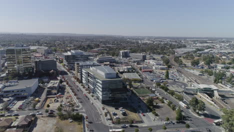 enfoque aéreo en la ciudad de dandenong que muestra desarrollos modernos con muchas áreas para expandirse en los próximos años