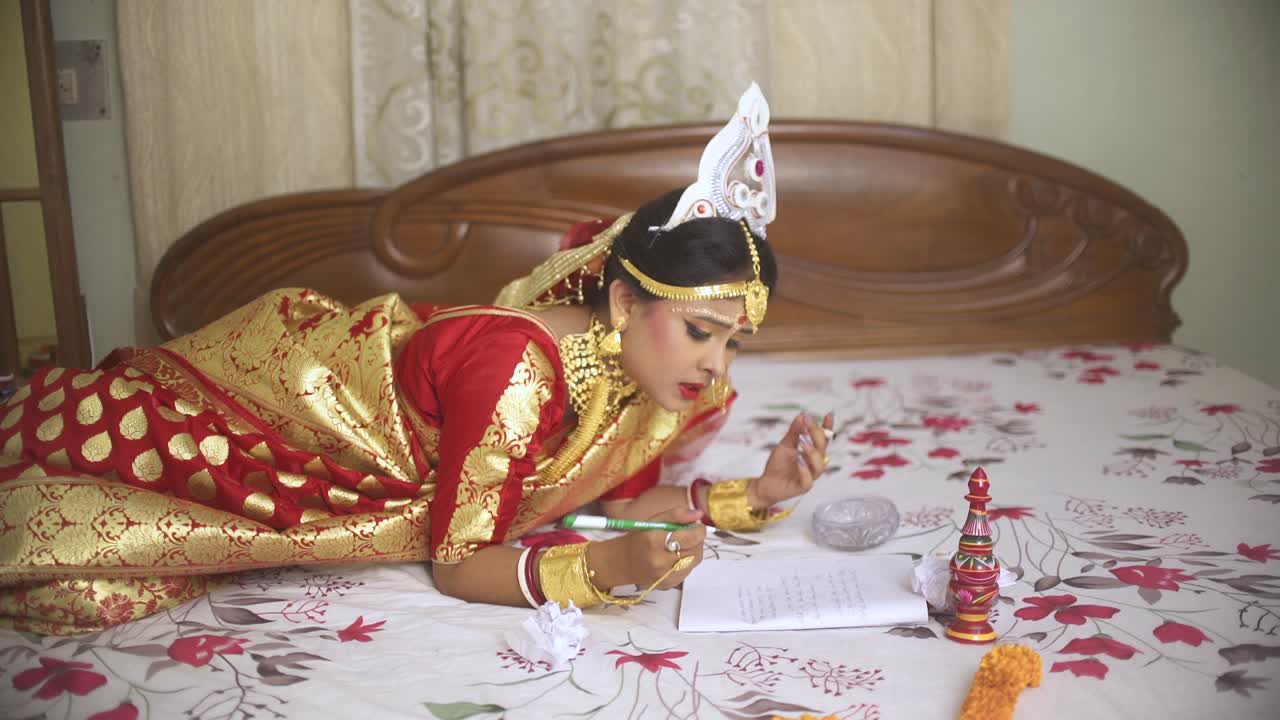 화난 젊은 인도 신부가 집에서 침대에서 담배를 피우면서 자살 유서를 쓰고, 중매 결혼, 보석