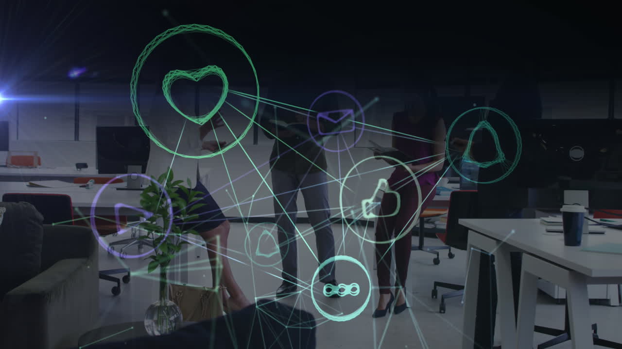 animación de conexiones y procesamiento de datos sobre diversas personas de negocios que trabajan en la oficina