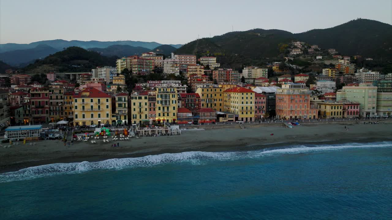 Cittadina balneare italiana di Varazze e vita cittadina al tramonto, avvicinamento aereo con drone