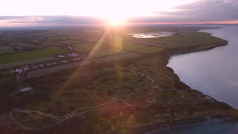 seguimiento de la punta du hoc en normandía durante la puesta de sol.
