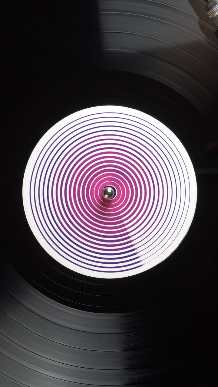 Vista verticale dall'alto di un disco in vinile long playing che gira