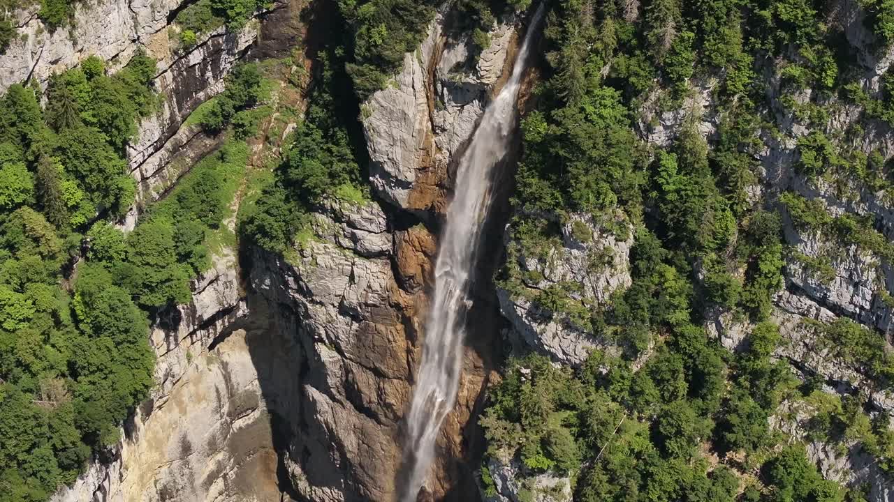 스위스 절벽을 따라 흐르는 Seerenbachfälle 폭포의 항공 뷰