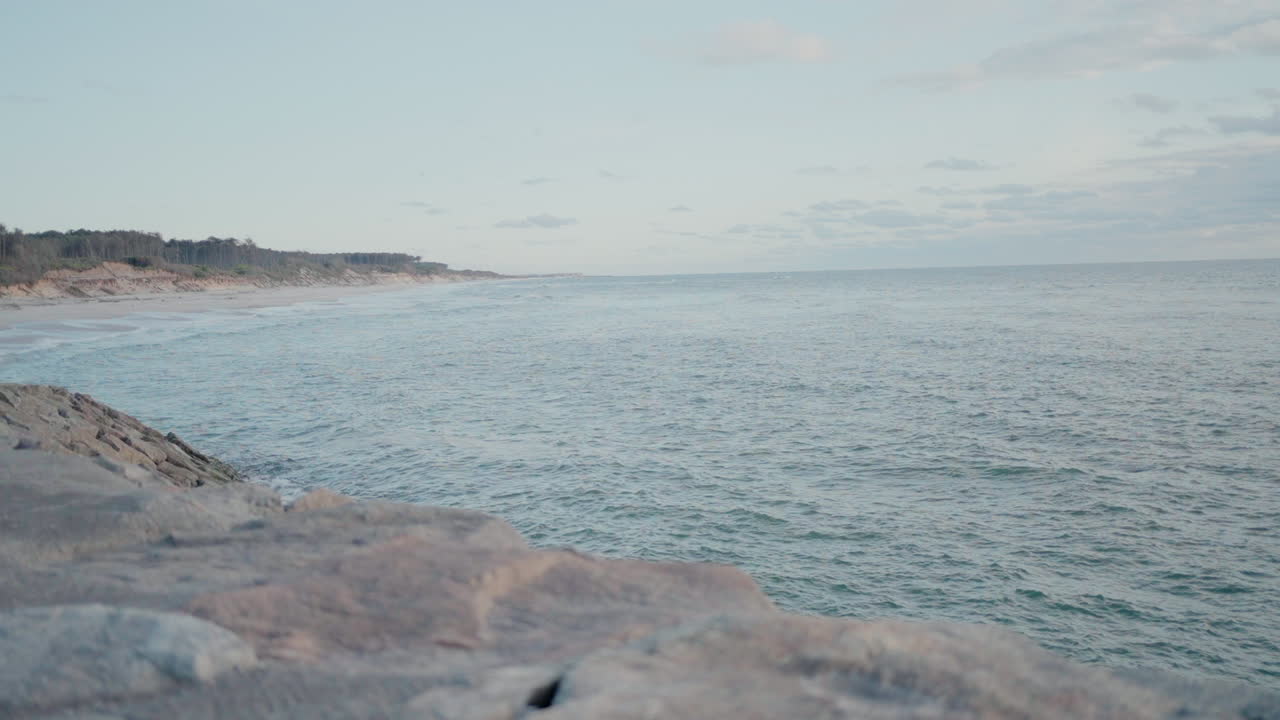 широкий вид на пляж овар с океанскими волнами и отдаленным побережьем в португалии