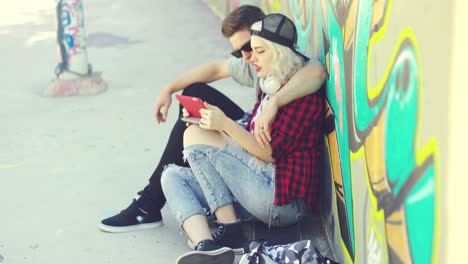 Affectionate-hipster-urban-couple-relaxing-in-town