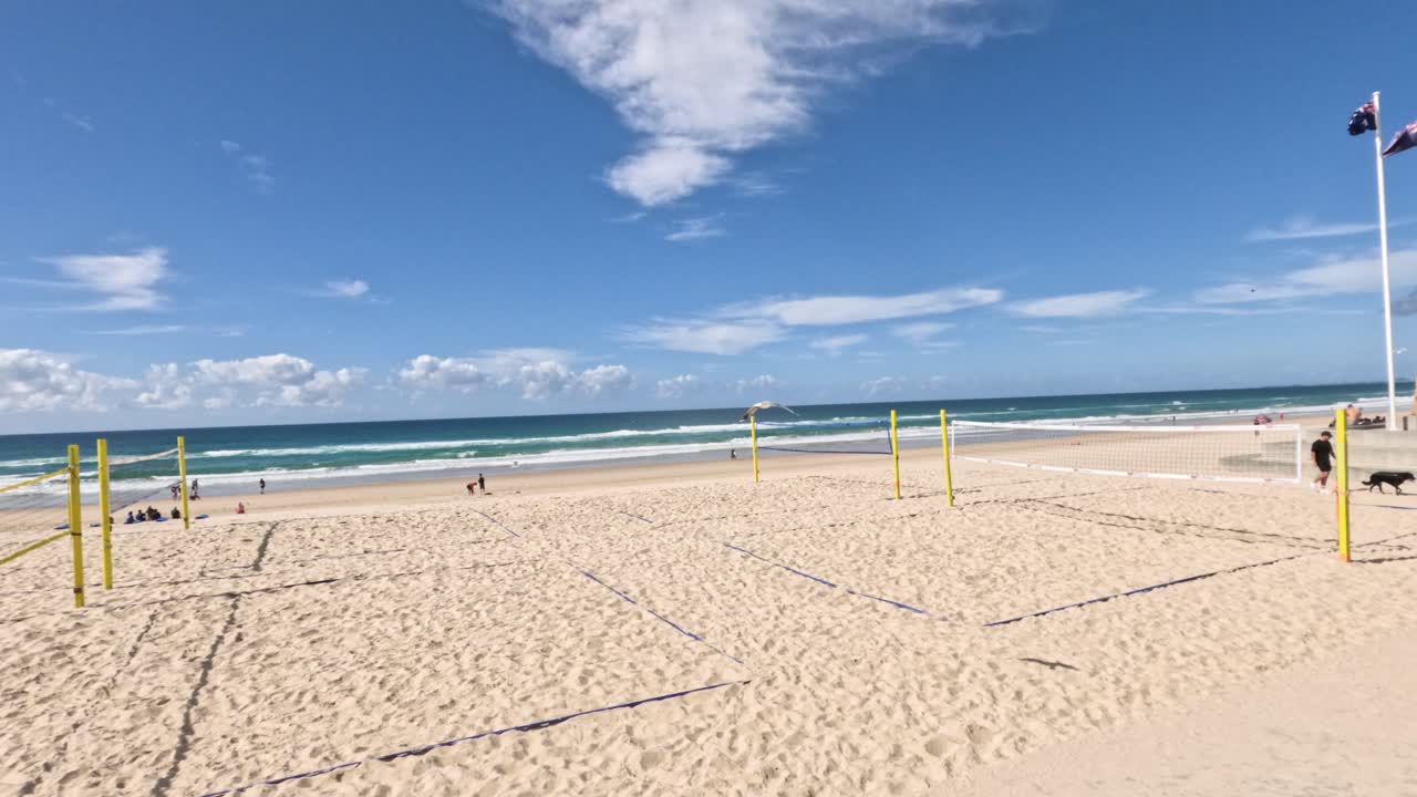 cancha de voleibol de playa vacía con vista al océano