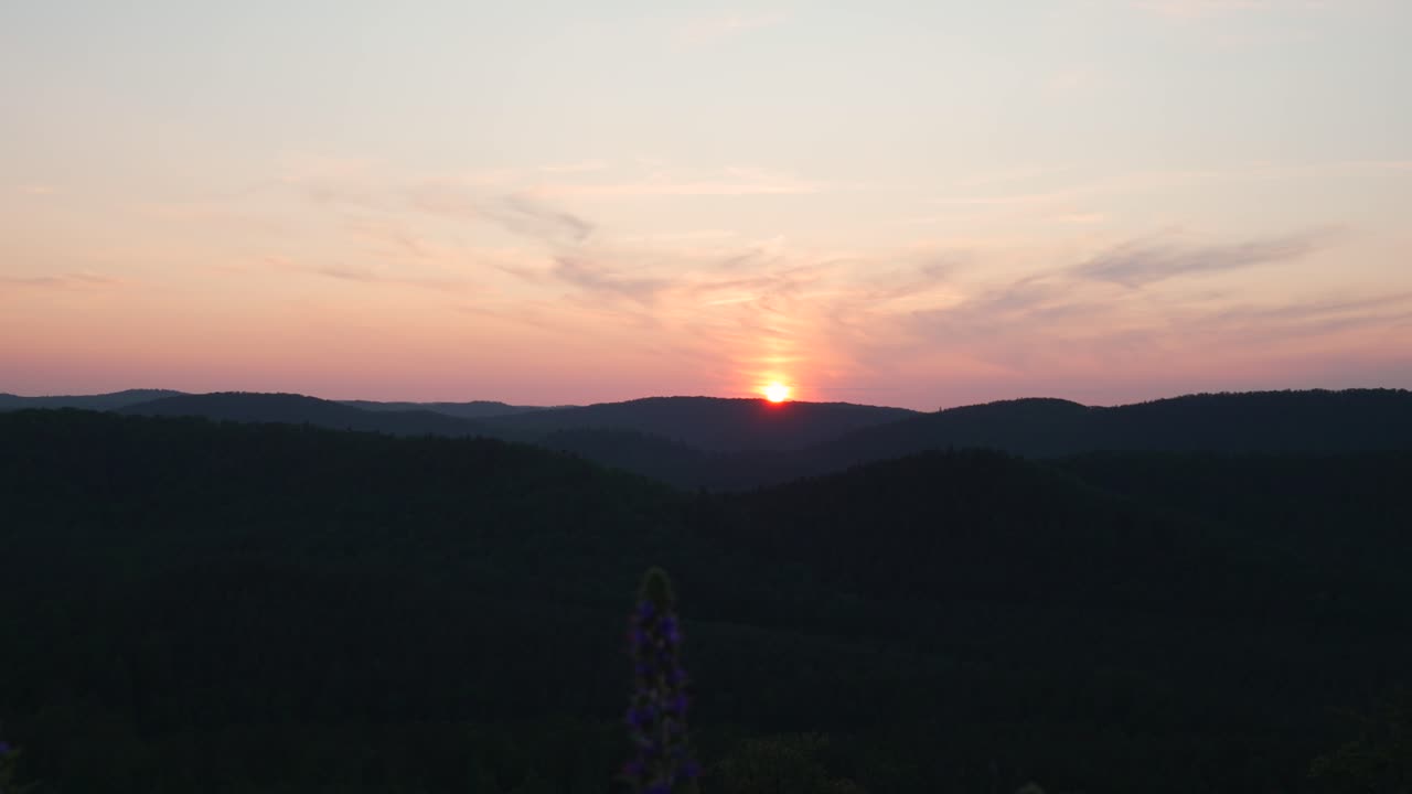 hermoso lapso de tiempo del sol dorado poniéndose sobre un paisaje montañoso