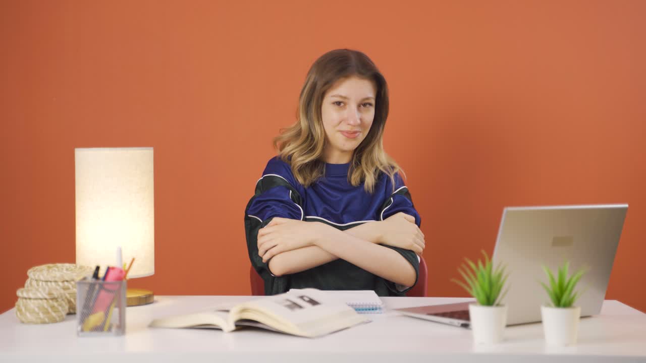 la joven abraza la cámara.