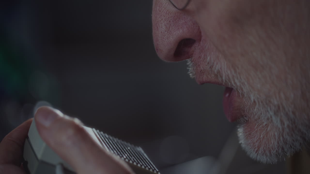 스파이는 신중한 녹음을 듣습니다.