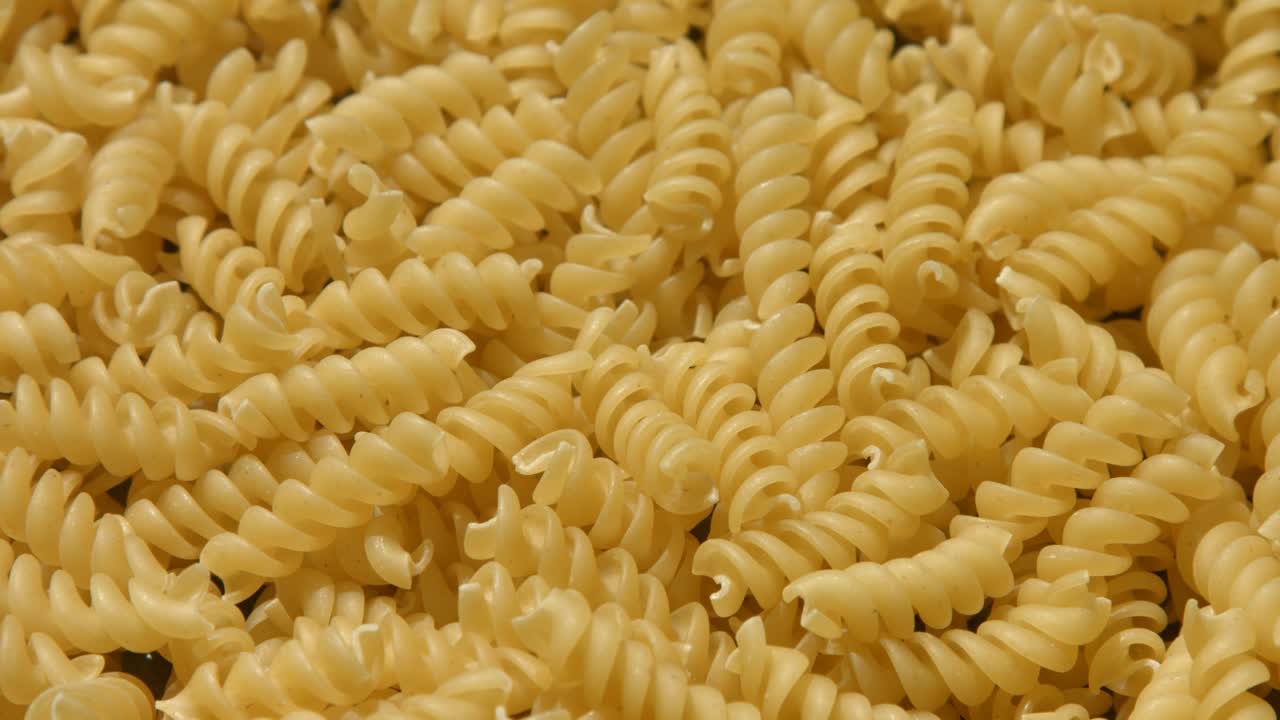 pasta fusilli dispuesta 4k