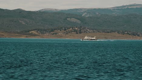 Navegando-Por-El-Canal-Beagle-En-Tierra-Del-Fuego,-Argentina---Pov