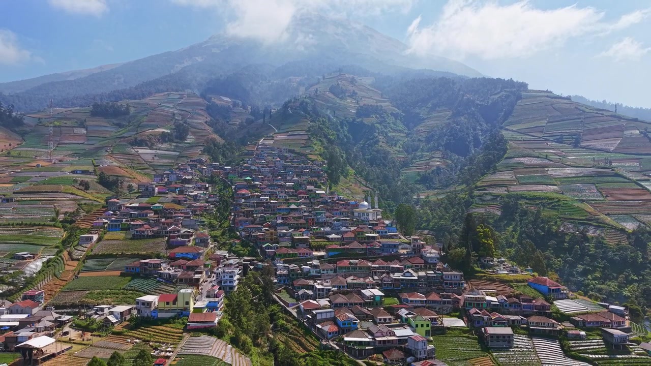 Prospettiva aerea di un villaggio montano tra montagne verdi, Nepal Van Java Indonesia, scena di riprese di un insediamento rurale