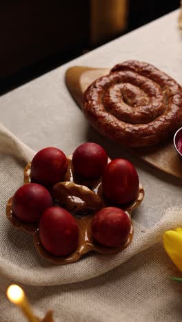 preparación de la mesa de la cena de pascua con alimentos tradicionales