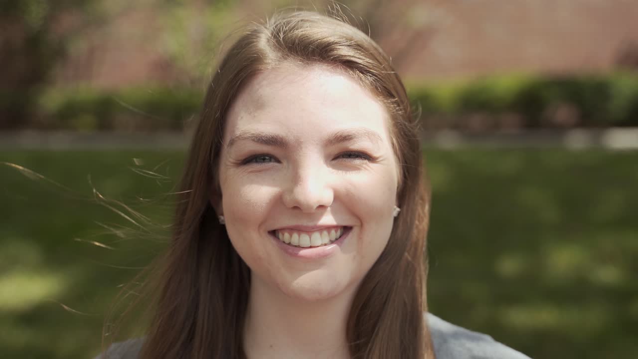 retrato de una joven mujer bonita feliz sonriendo a la cámara en un día soleado