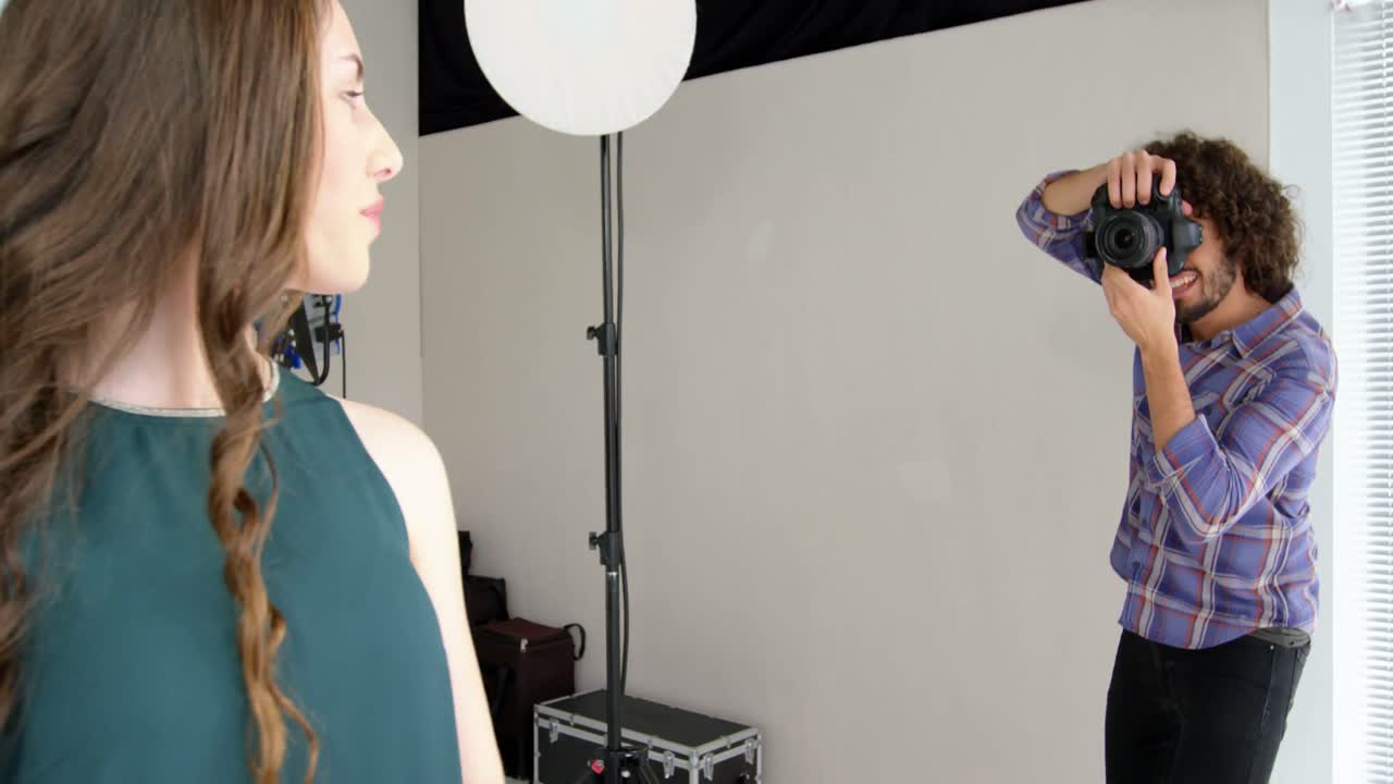 modelo femenina posando para el fotógrafo